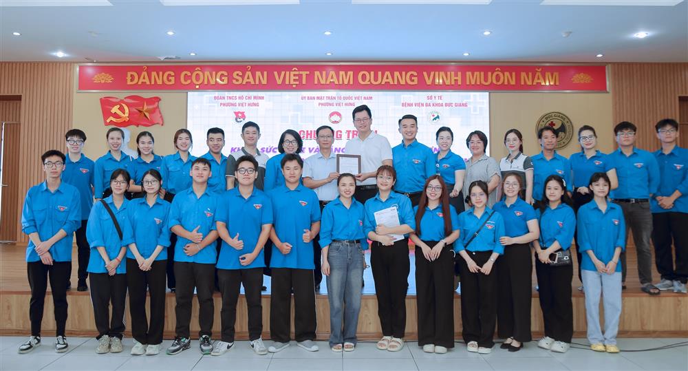 Khám sức khỏe và tặng quà cho Thương bệnh binh, hội viên Hội Nạn nhân chất độc da cam phường Việt Hưng